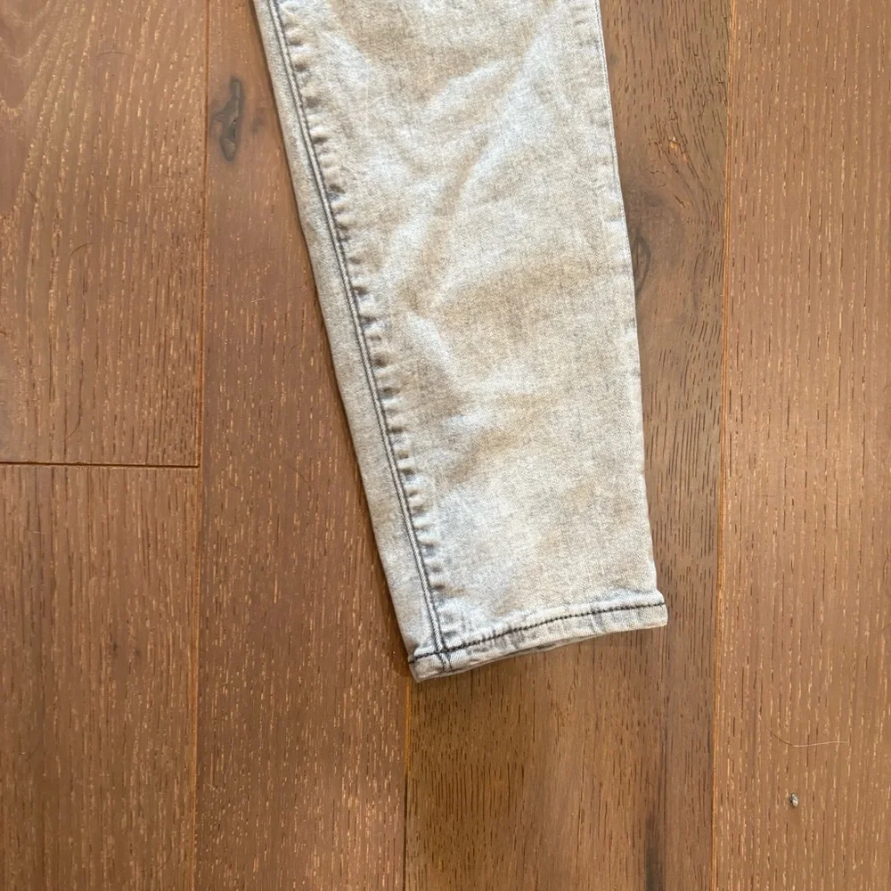 EXPRESS $80 Grey Acid Wash Mid-Rise Skinny Jeans 12R like new stretch
